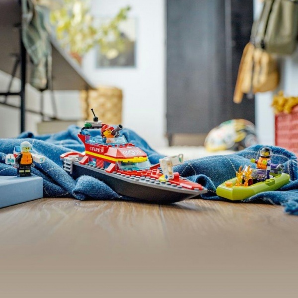Конструктор LEGO City Човен пожежної бригади 60373