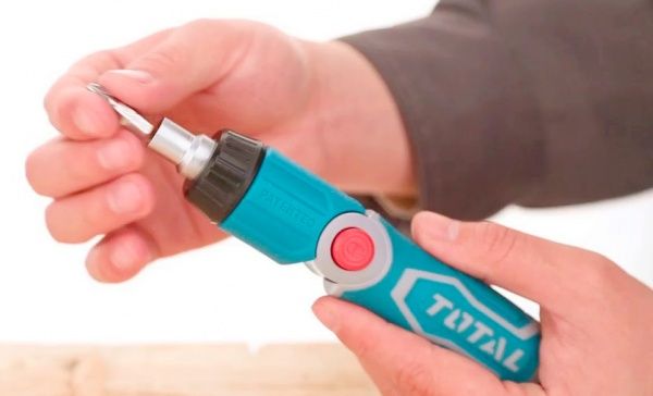 Отвертка Total с храповым механизмом + биты 12 шт. 13 шт. TACSD30136