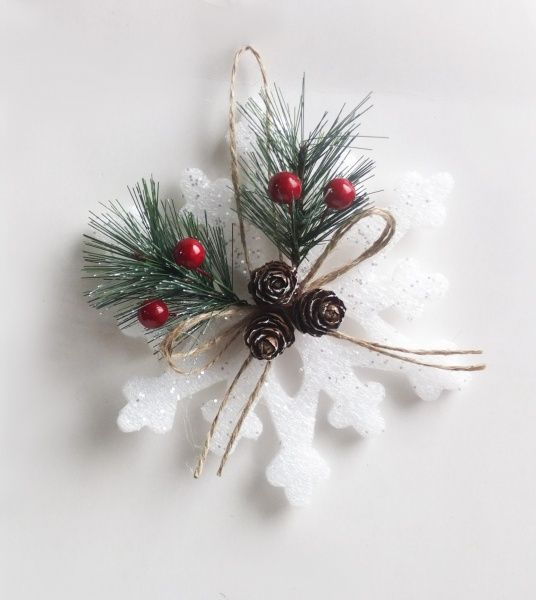Декорация Снежинка с хвоей, ягодками и шишками 15 см 