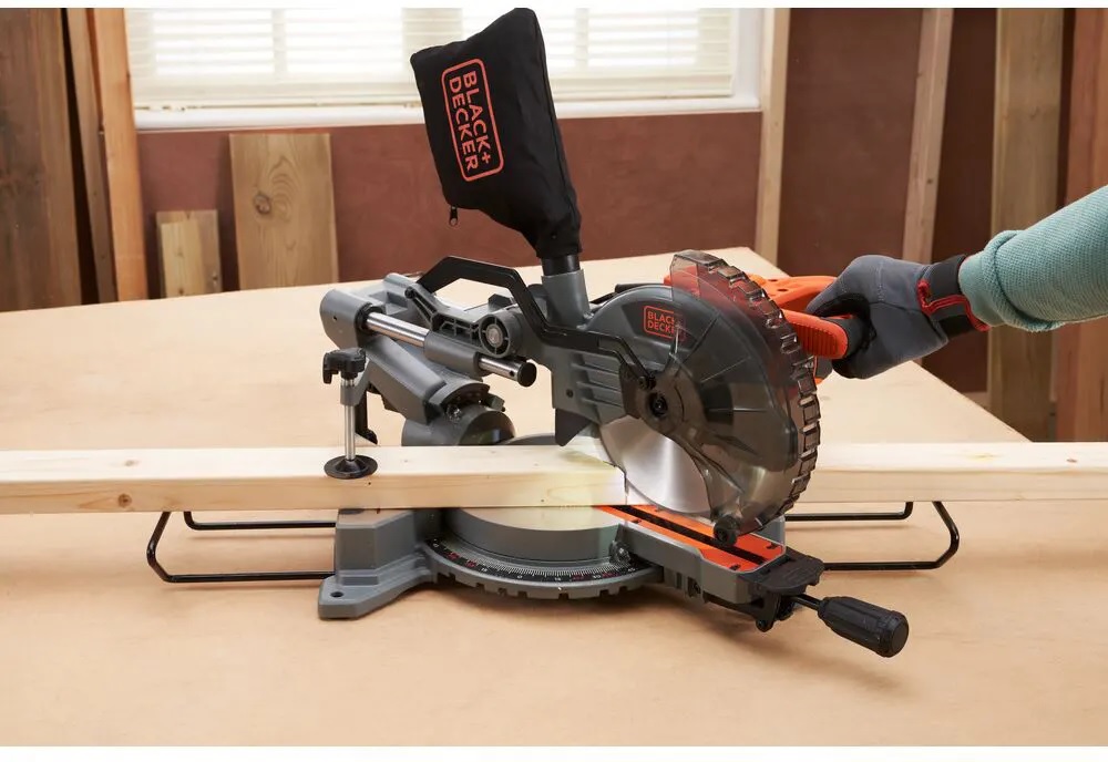 Пила торцювальна Black+Decker BES701