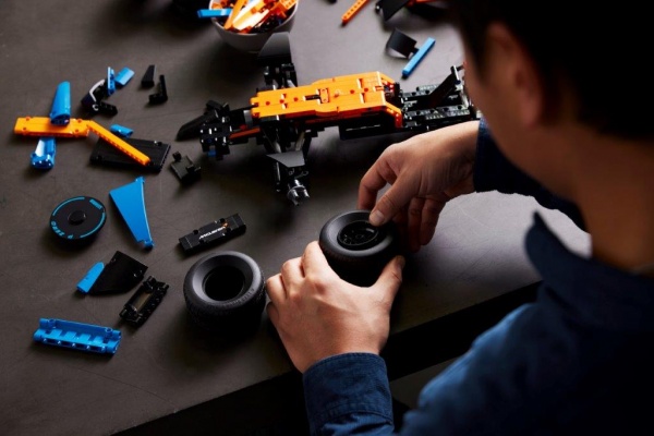 Конструктор LEGO Technic Гоночний автомобіль McLaren Formula 1 42141