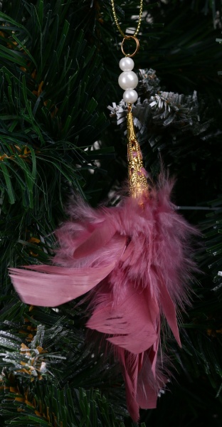 Декорация-подвеска перья 20 см в ассортименте