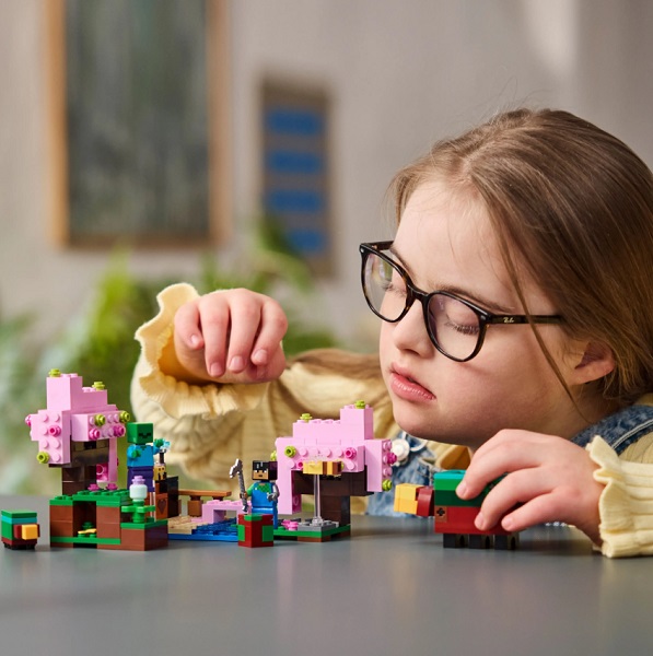 Конструктор LEGO Minecraft Цветущий вишневый сад 21260