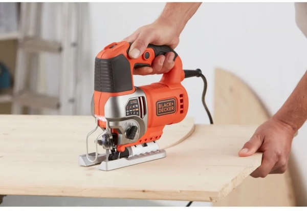 Электролобзик Black+Decker BES610