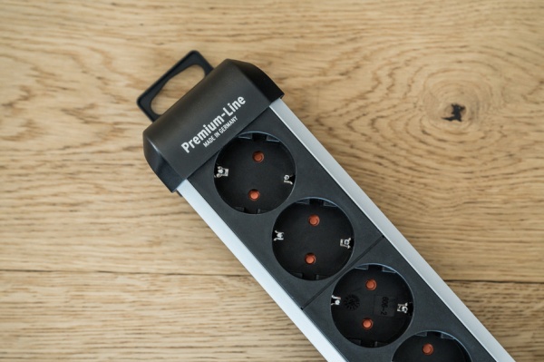 Подовжувач з вимикачем Brennenstuhl Premium-Alu-Line із заземленням 6 гн. чорно-сірий 3 м 1391030600 