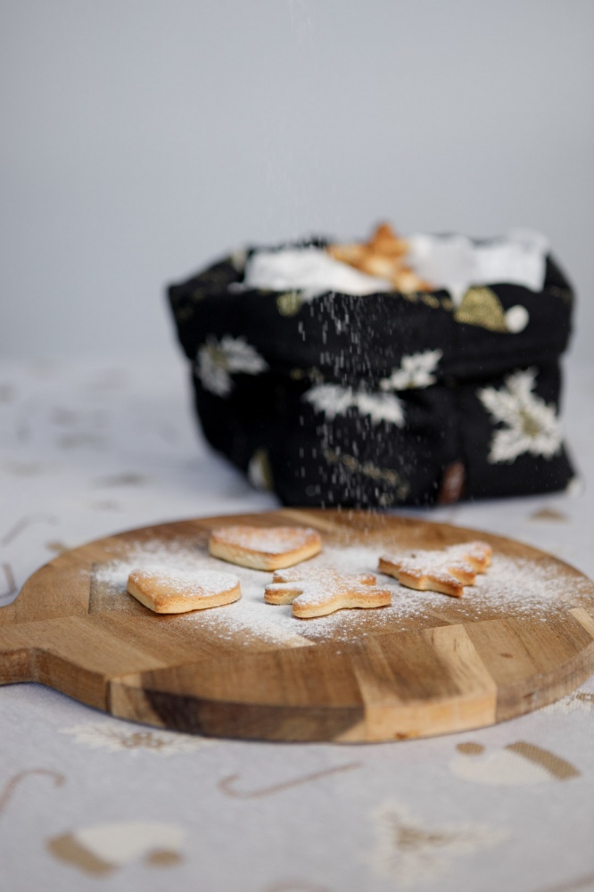 Хлебничка гобеленовая Прованс Шапочки на черном 18x18 см