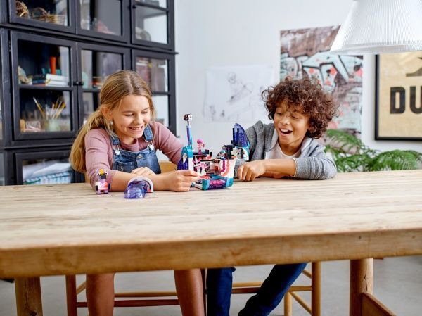 Конструктор LEGO Movie Красочный праздничный автобус 70828