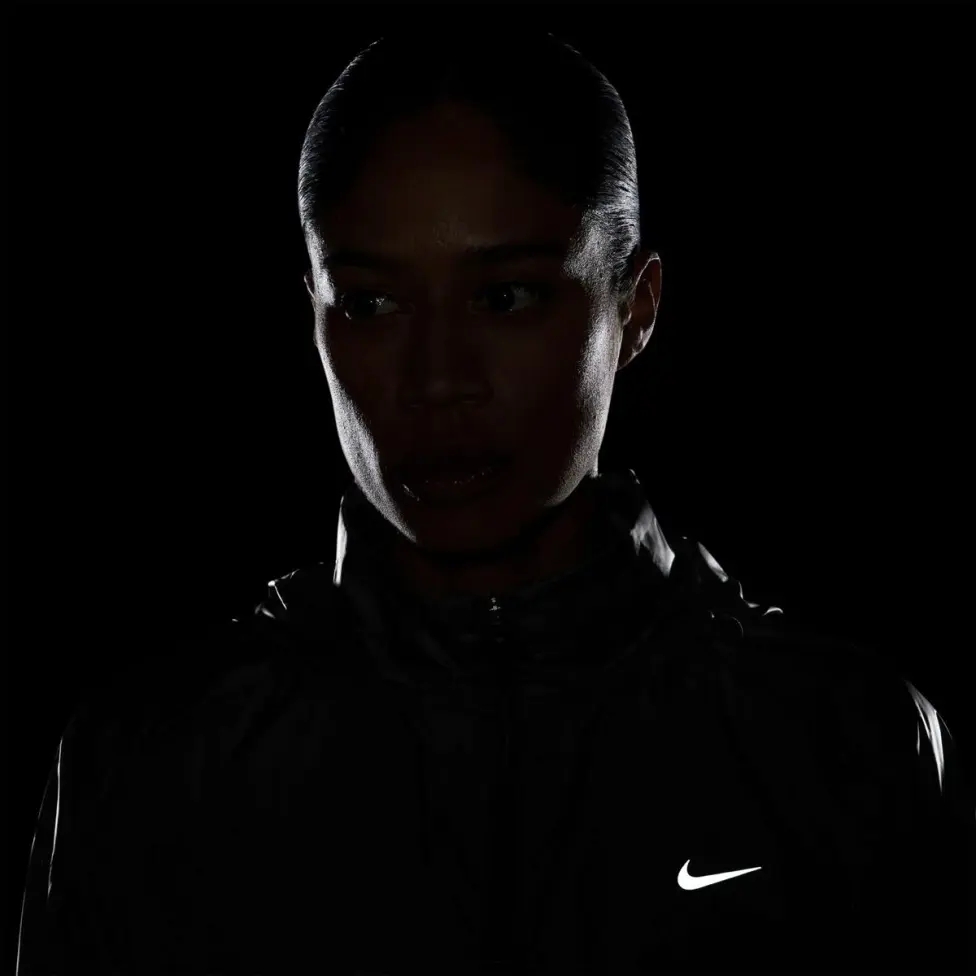 Вітрівка жіноча Nike Nike Tempo HV5769-010 р.M чорна