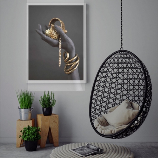 Репродукция Рука в золотых украшениях 50x80 см Арт Фемелі 