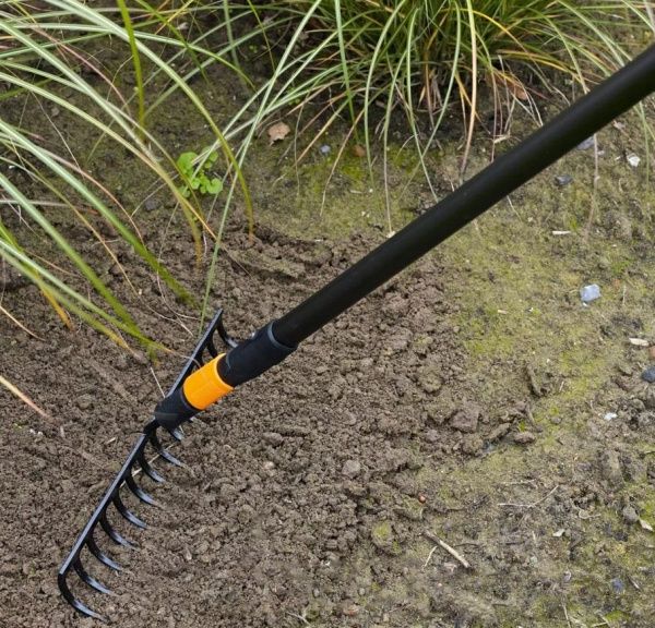 Грабли зубчатые Fiskars для почвы 14 зубов 135511