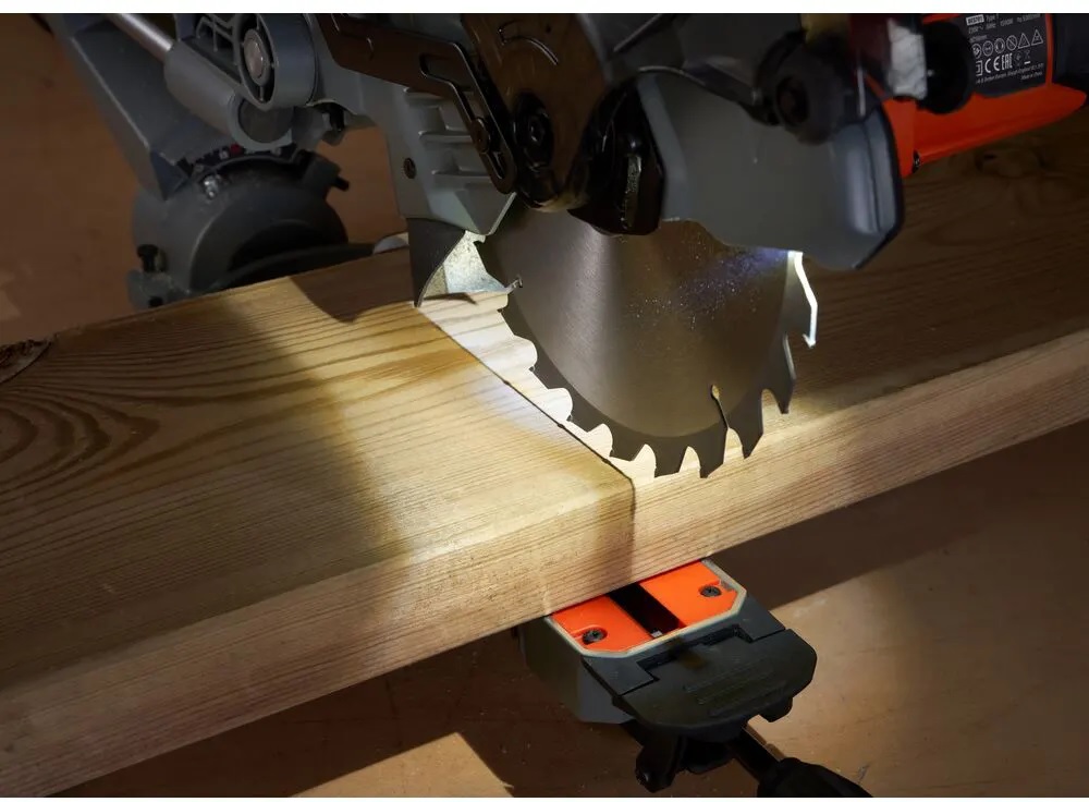 Пила торцювальна Black+Decker BES701