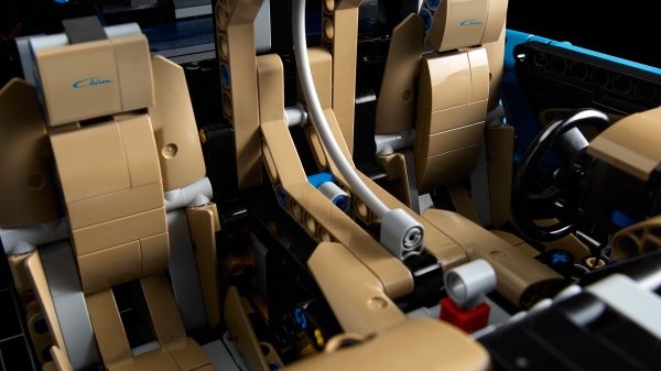 Конструктор LEGO Technic Bugatti Chiron 42083