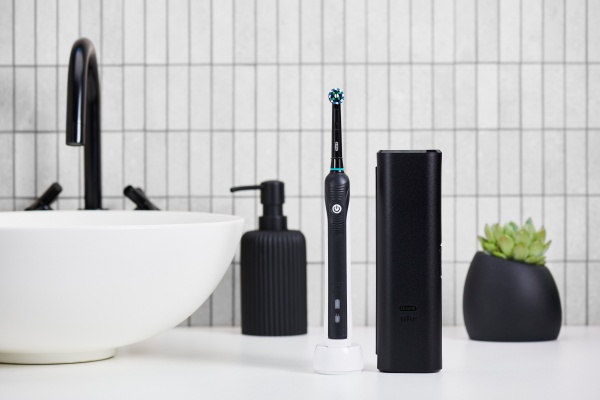 Электрическая зубная щетка Oral-B Pro 750 D16.513.1UX черная + дорожный чехол