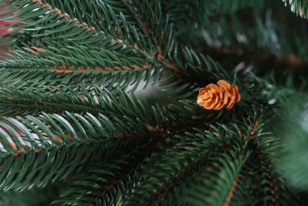 Елка искусственная Рождественская с шишками 1.8 м литая 100% РЕ зеленый 