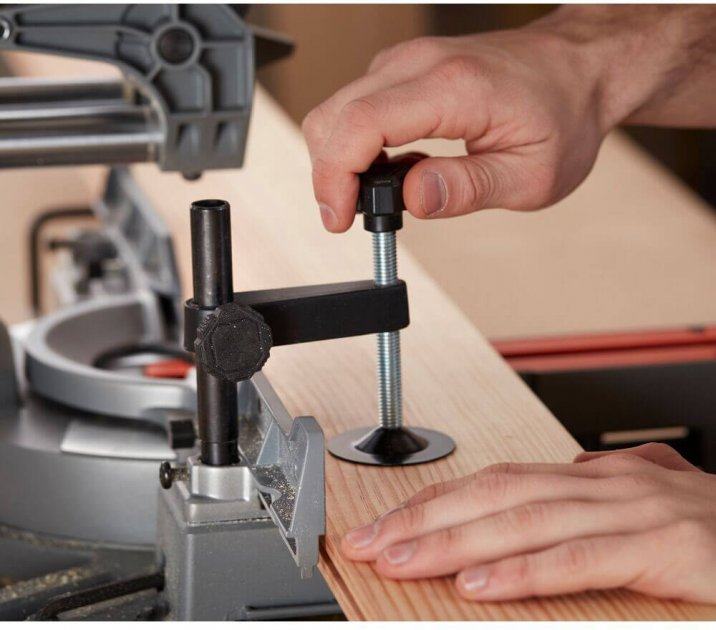 Пила торцювальна Black+Decker BES710