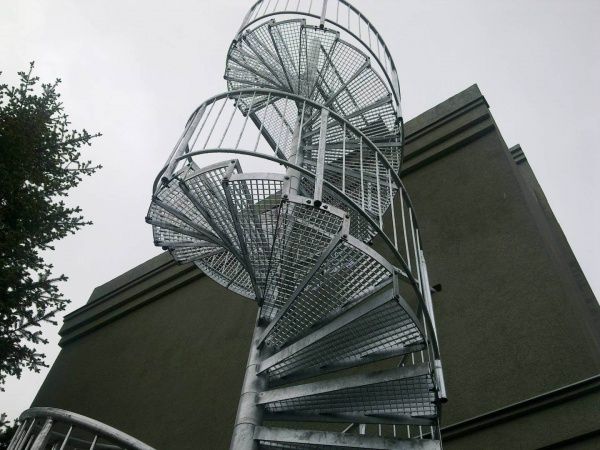 Ступень оцинкованная 700х240 мм