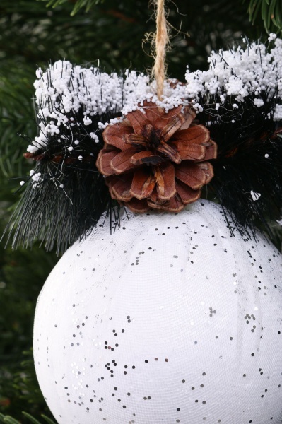 Шар новогодний с декором HF20Y1-04-10 d 100 мм белый