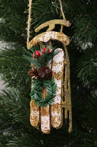 Декоративная подвеска Санки с декором 16x6x5 см золотой LD21059