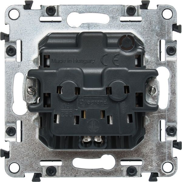 Розетка с заземлением Legrand Allure без шторок белый 753721