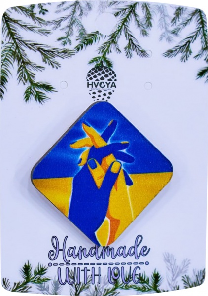 Брошь Сплетенные ладони разноцветный 