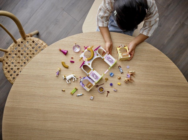 Конструктор LEGO Disney Королевская конюшня Белль и Рапунцель 43195