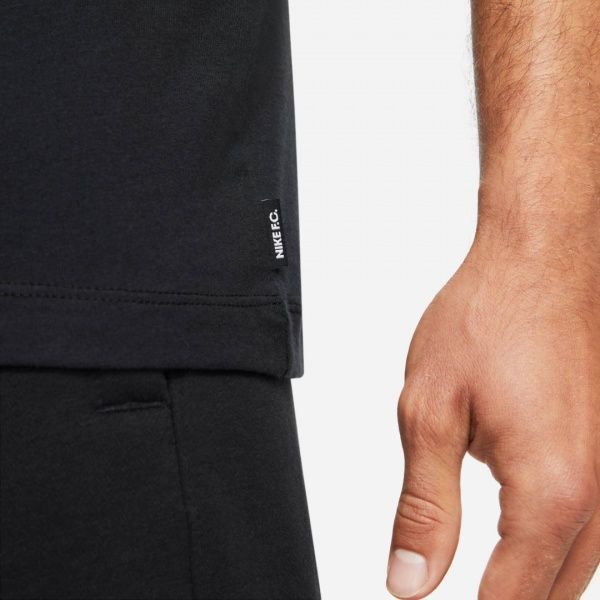 Футболка Nike M NK FC TEE SEASONAL GRAPHIC2 DA7763-010 р. M чорний