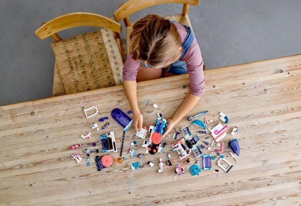 Конструктор LEGO Movie Красочный праздничный автобус 70828