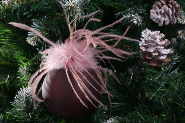 Елочная игрушка в форме шара с перьями 8 см 