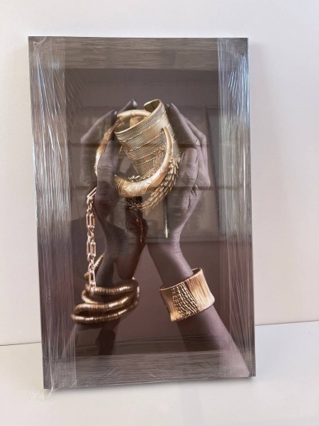 Репродукция Руки в золотых украшениях 50x80 см Арт Фемелі 