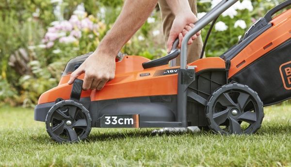 Газонокосарка акумуляторна Black+Decker BCMW3318L2