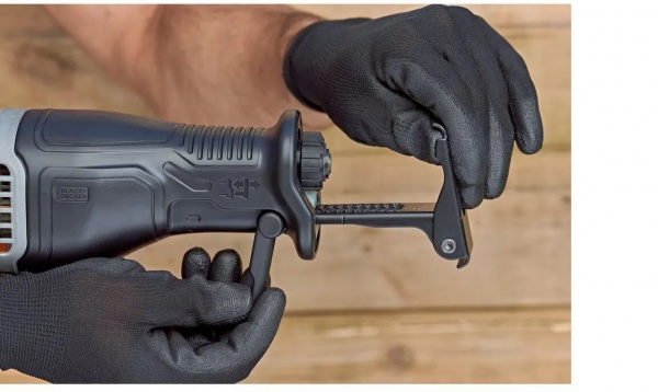 Пила шабельна Black+Decker BES301