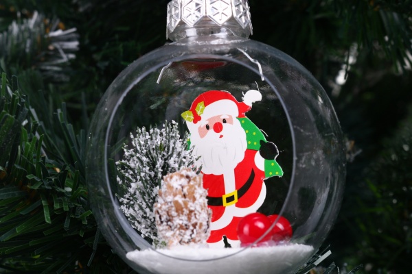 Шар новогодний Shunda Пластиковая с персонажем внутри 80 мм прозрачный SDA2037080