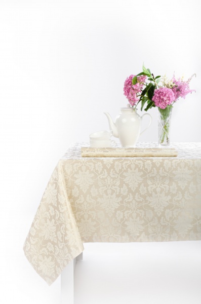 Скатерть Версаль 117-23/00 150x150 см бежевый/золотой Эдельвика 