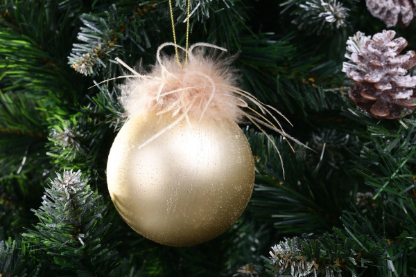 Елочная игрушка в форме шара с перьями 8 см 