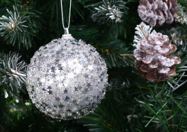 Елочная игрушка в форме шара серебряная 8 см 