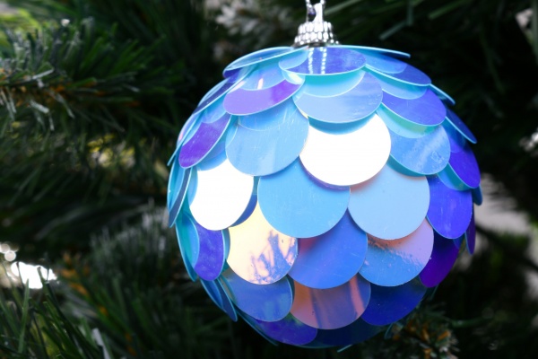 Ялинкова іграшка в форме шара с пайетками в ассортименте 8 см CAA125130 