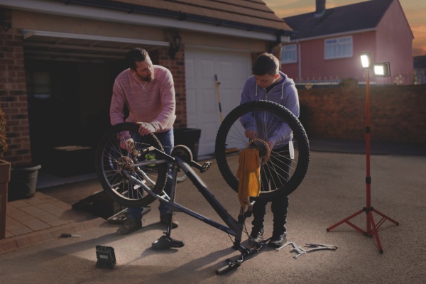 Прожектор светодиодный Ledvance Worklight Charge Mobile 4000K 40 Вт IP54 черный/желтый 