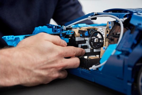Конструктор LEGO Technic Bugatti Chiron 42083