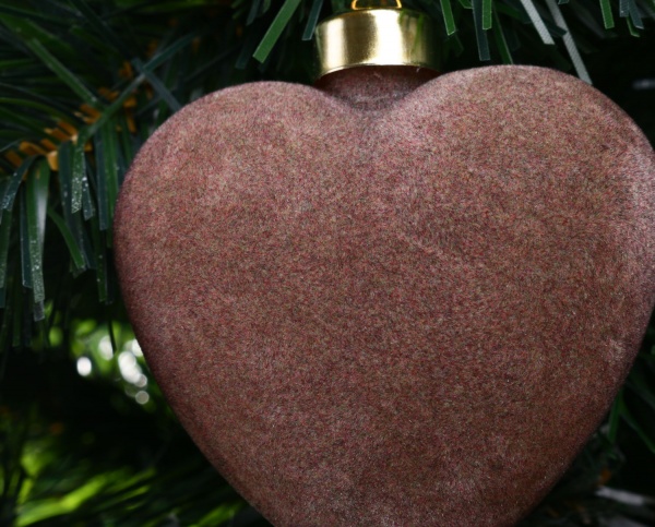 Елочная игрушка в форме сердца 9 см 