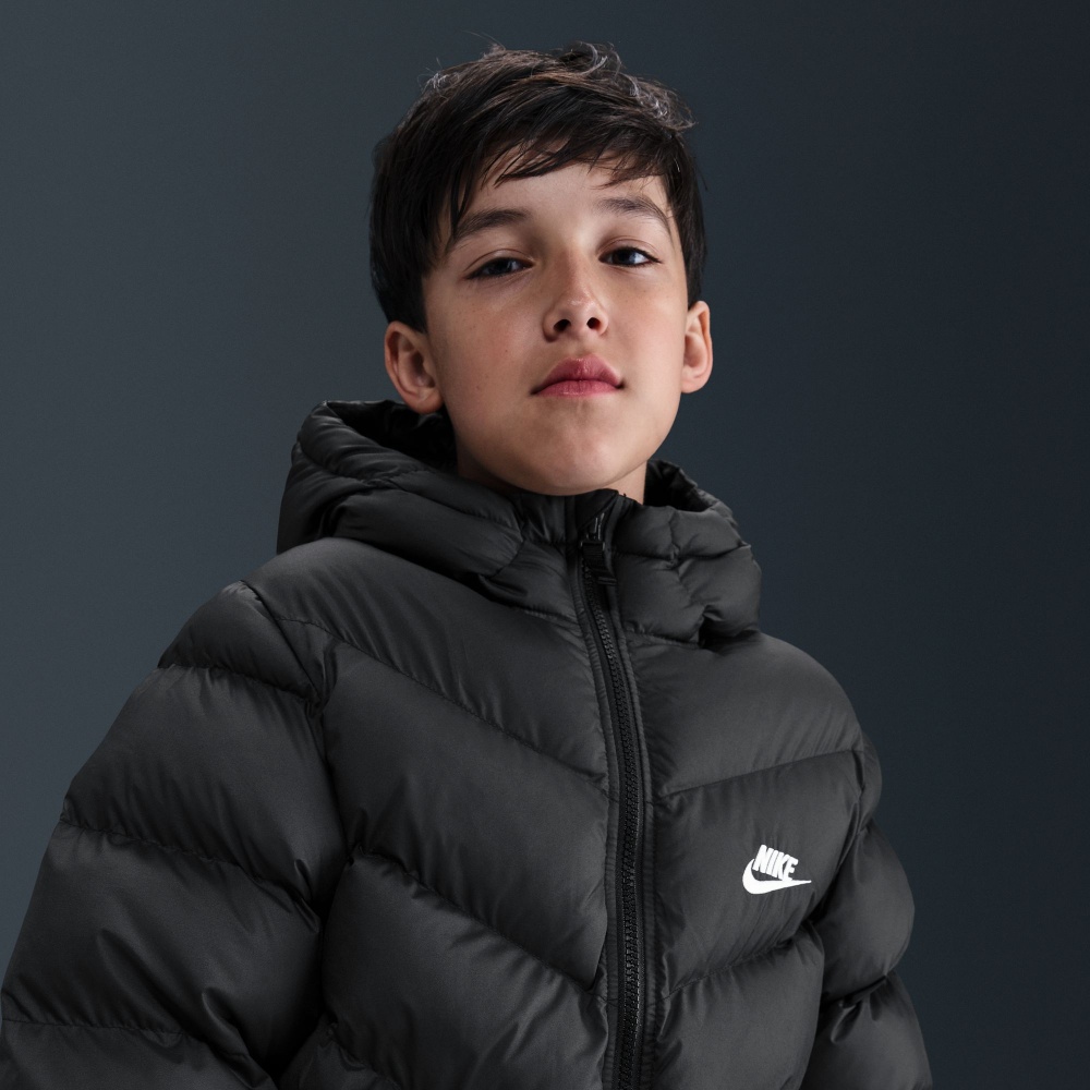 Куртка унисекс Nike Sportswear All Day Play Older Kids' Puffer Jacket р.146 черный HJ2722-010