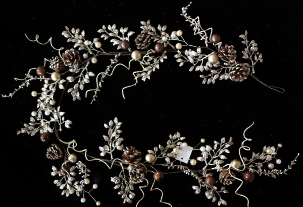 Электрогирлянда линейная внутренняя 1,2м с шишками, листьями и жемчугом SA3148G4 