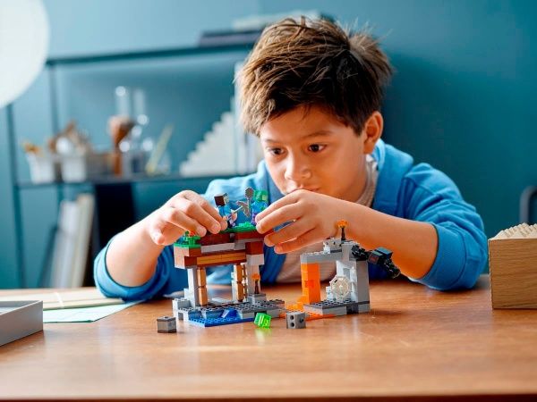 Конструктор LEGO Minecraft Заброшенная шахта 21166