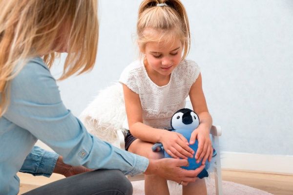 Теплая игрушка Zazu Пингвин Пип с ароматом лаванды 24 см