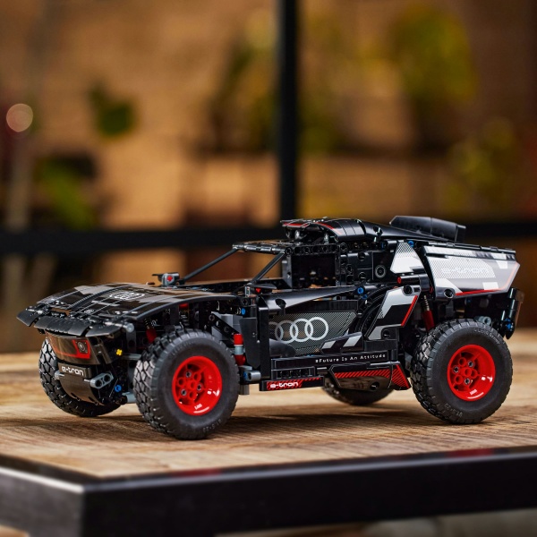 Конструктор LEGO Technic Audi RS Q e-tron 42160