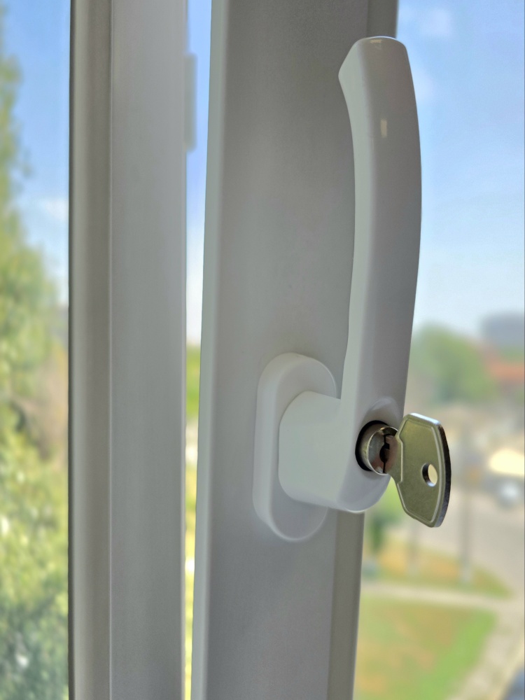 Ручка кнопка-ключ Venera біла Ral 9016 WH 108/37