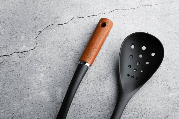 Ложка с отверстиями GT-5806 орех нейлон Gusto