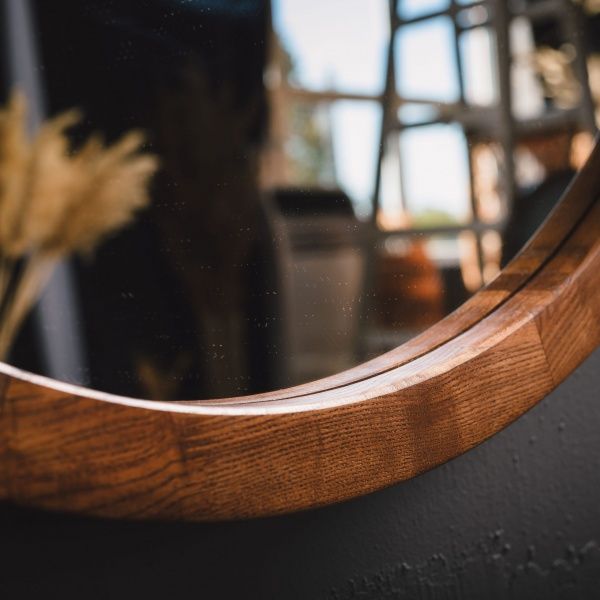 Зеркало настенное SG RED FIRE D700 мм на кожаном ремне в раме ясень коньячный 