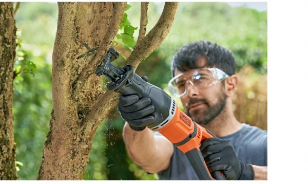 Пила шабельна Black+Decker BES301