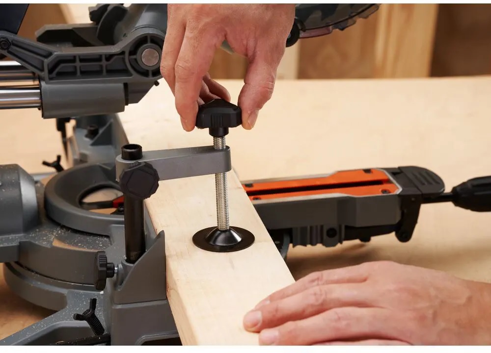 Пила торцювальна Black+Decker BES701