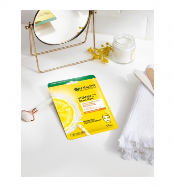 Маска тканинна для обличчя Garnier Skin Naturals з вітаміном Сдля нерівномірного тону тьмяної шкіри обличчя 28 г